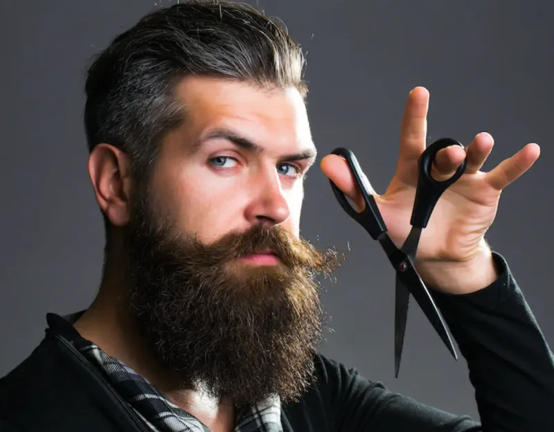 Beard grooming dengan detail presisi