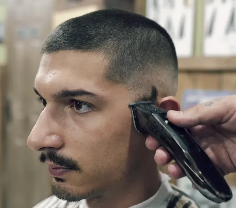 Buzz cut dengan garis presisi