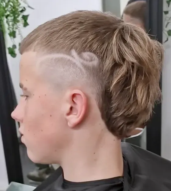 Skullet modern dengan fade dan panjang di belakang
