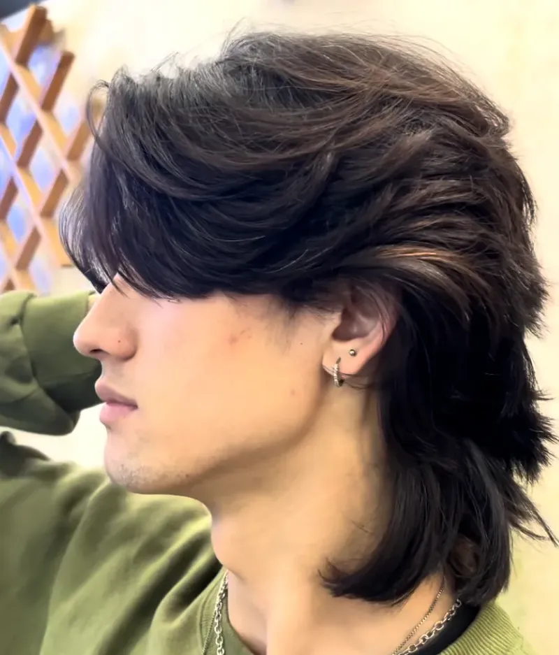 Wolf cut panjang dengan layer yang mengalir